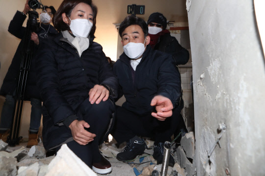 나경원 전 국민의힘 의원이 14일 서울 금천구 남서울럭키아파트를 방문해 현장을 둘러보고 있다. 국회사진기자단=연합뉴스